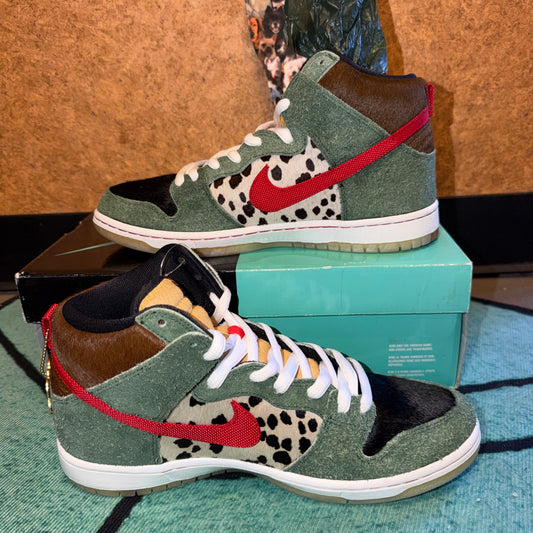 NEW! - Size 10.5 - Nike Dunk SB DOG WALKER